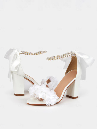 チャンキーヒールのウェディングシューズ、ホワイトパール、フラワーディテール、オープントゥ、アンクルストラップ、ブライダルシューズ