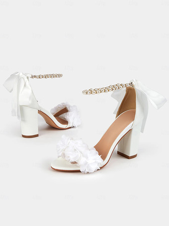 チャンキーヒールのウェディングシューズ、ホワイトパール、フラワーディテール、オープントゥ、アンクルストラップ、ブライダルシューズ