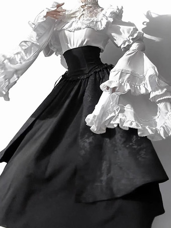 ゴシックロリータの衣装 レースフリル 長袖ブラウスと黒スカートのツーピーススーツ