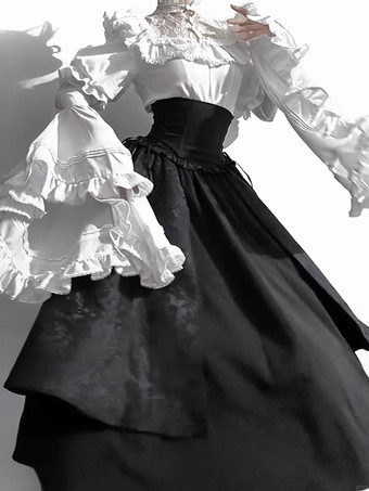 ゴシックロリータの衣装 レースフリル 長袖ブラウスと黒スカートのツーピーススーツ