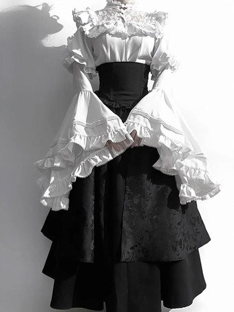 ゴシックロリータの衣装 レースフリル 長袖ブラウスと黒スカートのツーピーススーツ