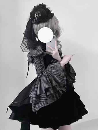 ゴシックロリータの衣装 ストライプ フリル ブラウスとウエストコートと黒のスカートのスリーピーススーツ