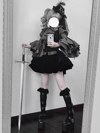 ゴシックロリータの衣装 ストライプ フリル ブラウスとウエストコートと黒のスカートのスリーピーススーツ