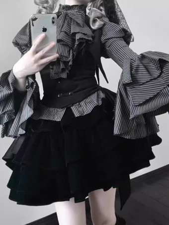 ゴシックロリータの衣装 ストライプ フリル ブラウスとウエストコートと黒のスカートのスリーピーススーツ