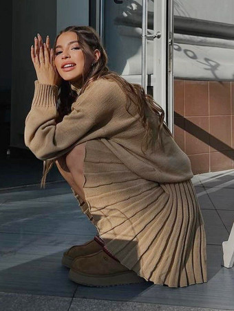 ブラウン ニットツーピースコーデセット タートルネックセーターとプリーツスカート 若々しいカレッジスタイル カジュアル春コーデ レディース 2025