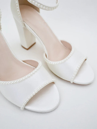 チャンキーヒールのウェディングシューズ ホワイトパールのオープントゥブライダルシューズ