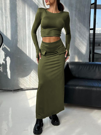 2025年春のレディース向けロングスリーブクロップトップとロングスカートのツーピースコーデ