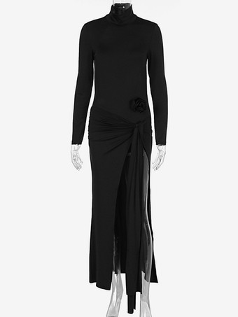 2025年春のレディース向けツーピースコーデ（タートルネックトップスとハイスリットロングスカート）