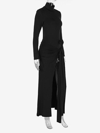 2025年春のレディース向けツーピースコーデ（タートルネックトップスとハイスリットロングスカート）