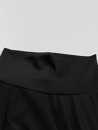 2025年春のレディース向けツーピースコーデ（タートルネックトップスとハイスリットロングスカート）