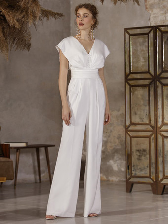 ホワイトブライダルジャンプスーツ サテン生地 プリーツ床長さのジャンプスーツ Vネック 半袖 ナチュラルウエスト アイボリー