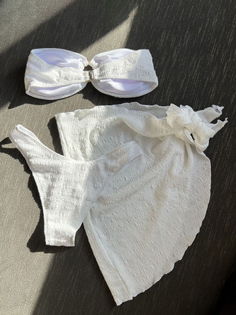 ストラップレスリングディテールビキニトップハイカットボトムとミニスカート3点セット