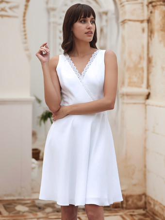 ホワイトショートウェディングドレス 膝丈 Vネック ノースリーブ ショートナチュラルウエスト サテン生地 ショートブライダルドレス