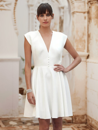 アイボリーショートウェディングドレス ショートVネック ノースリーブAライン ナチュラルウエスト サテン生地 ショートブライダルドレス