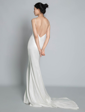 シンプルなウェディングドレス トレインシースVネックスパゲッティストラップノースリーブバックレスブライダルドレスと白い