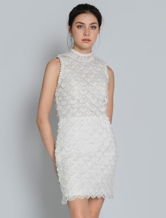 Avorio con strascico di corte semplice di Spalle nude