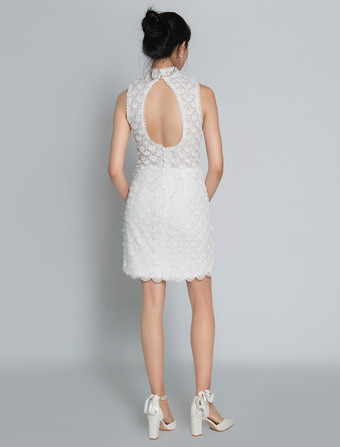 Avorio con strascico di corte semplice di Spalle nude