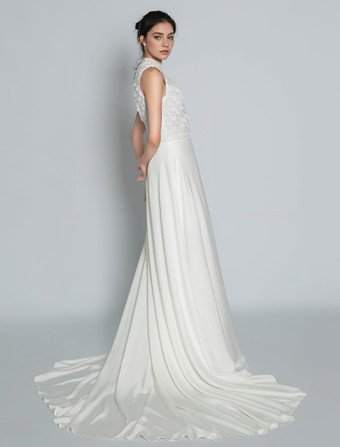 Avorio con strascico di corte semplice di Spalle nude