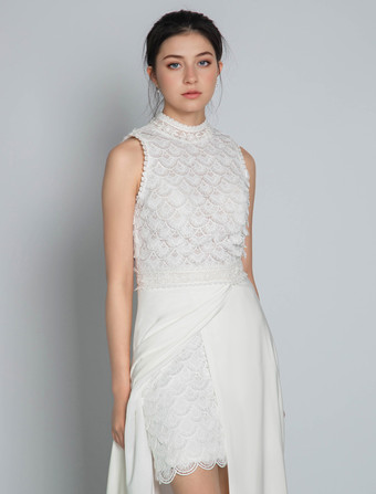 Avorio con strascico di corte semplice di Spalle nude