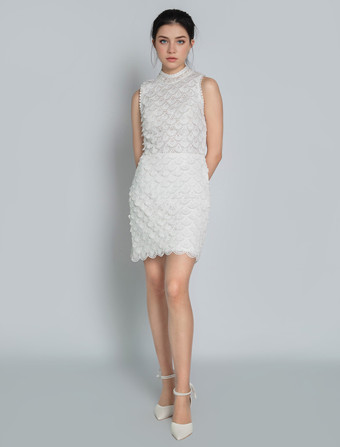 Avorio con strascico di corte semplice di Spalle nude