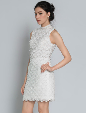 Avorio con strascico di corte semplice di Spalle nude