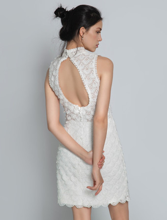 Avorio con strascico di corte semplice di Spalle nude