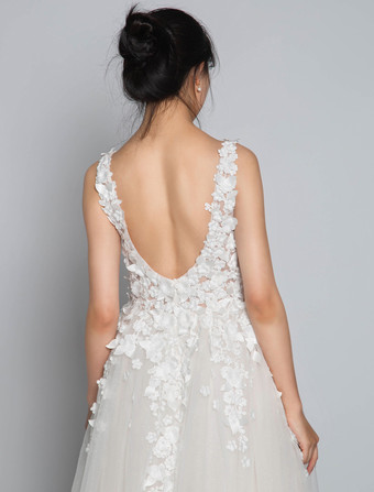 ウェディングドレス 2025 チュール 深いvネック Aライン ノースリーブ 多層 チュール レースアップリケ クラシックブライダルガウントレーン付き