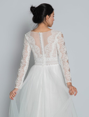 Robe de mariée simple en dentelle col en V manches longues boutonné sur dos jupe fendue à traîne