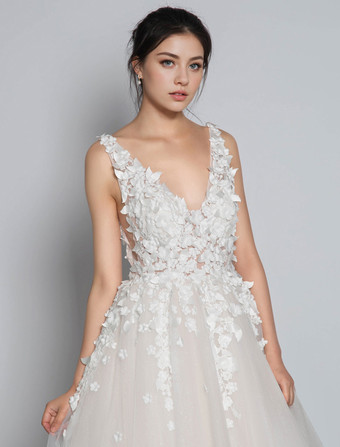 ウェディングドレス 2025 チュール 深いvネック Aライン ノースリーブ 多層 チュール レースアップリケ クラシックブライダルガウントレーン付き