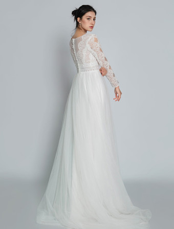Robe de mariée simple en dentelle col en V manches longues boutonné sur dos jupe fendue à traîne