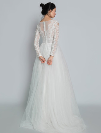 Robe de mariée simple en dentelle col en V manches longues boutonné sur dos jupe fendue à traîne