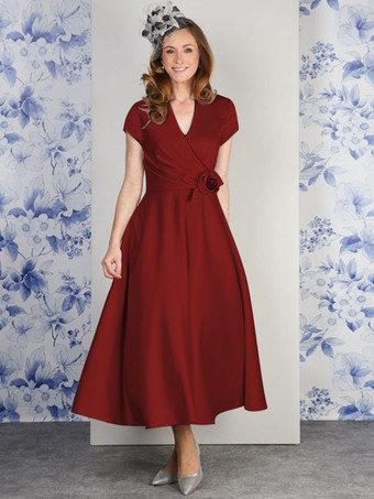 バーガンディー花嫁の母親のためのパーティードレス Vネック 半袖 Aライン 花柄 足首丈 結婚式用ゲストドレス