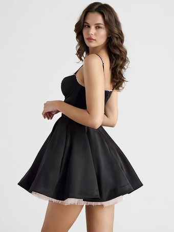 ソフトピンクのスケータードレス、調節可能なスパゲッティストラップ、レイヤード卒業パーティーショートドレス