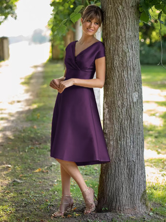 Color de uvaVestido nupcial para madre cuello en V manga corta plisado hasta la rodilla corte en A vestidos de invitados para boda