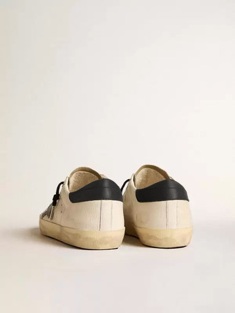   Lässige Herren-Sneakers in Hellbraun mit runder Zehenpartie und Sternen-Print