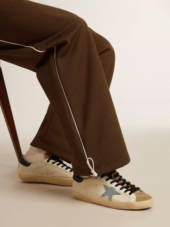   Lässige Herren-Sneakers in Hellbraun mit runder Zehenpartie und Sternen-Print