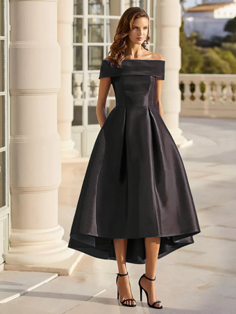 ブラックカクテルドレスと合わせてエレガントなショート丈オフショルダーサテン生地