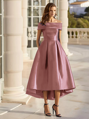 サーモンピンクカクテルドレスと合わせてエレガントなショート丈オフショルダーサテン生地