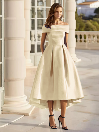 シャンパンカクテルドレスと合わせてエレガントなショート丈オフショルダーサテン生地