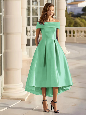 パステルグリーンカクテルドレスと合わせてエレガントなショート丈オフショルダーサテン生地