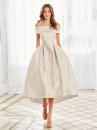バニラクリームカクテルドレスと合わせてエレガントなショート丈オフショルダーサテン生地
