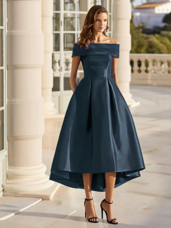 ダークネイビーカクテルドレスと合わせてエレガントなショート丈オフショルダーサテン生地