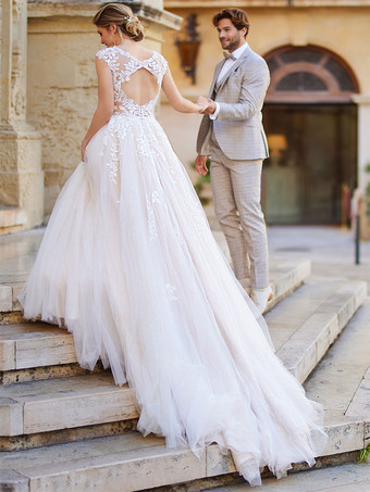 ボールガウンウェディングドレス Aライン トレーン付き Vネック 半袖 ナチュラルウエスト レース レースブライダルガウン