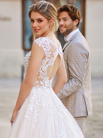 ボールガウンウェディングドレス Aライン トレーン付き Vネック 半袖 ナチュラルウエスト レース レースブライダルガウン