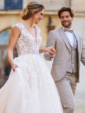 ボールガウンウェディングドレス Aライン トレーン付き Vネック 半袖 ナチュラルウエスト レース レースブライダルガウン