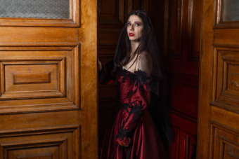 Gotische Brautkleider in A-Linie mit langen Ärmeln und rückenfreier Spitze mit Schleppe Burgund Brautkleid Kostenlose Anpassung