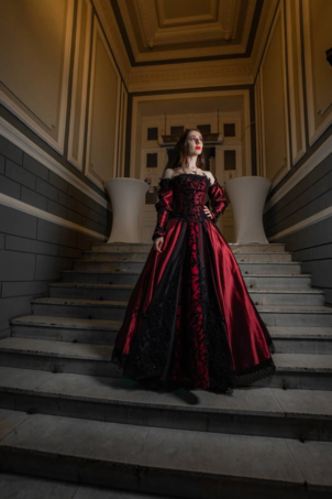 Gotische Brautkleider in A-Linie mit langen Ärmeln und rückenfreier Spitze mit Schleppe Burgund Brautkleid Kostenlose Anpassung