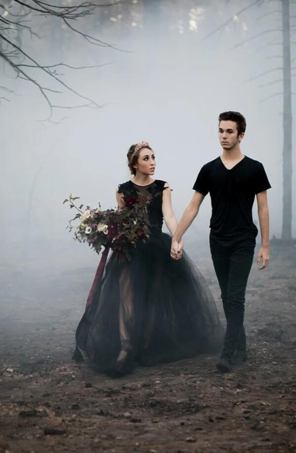 ブラック ロイヤル ウェディングドレス Aライン ノースリーブ スプリットフロント レース スイープ ブライダルドレス