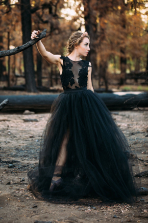 ブラック ロイヤル ウェディングドレス Aライン ノースリーブ スプリットフロント レース スイープ ブライダルドレス