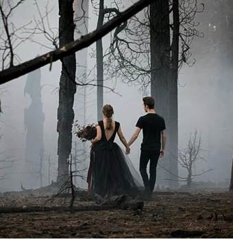 ブラック ロイヤル ウェディングドレス Aライン ノースリーブ スプリットフロント レース スイープ ブライダルドレス